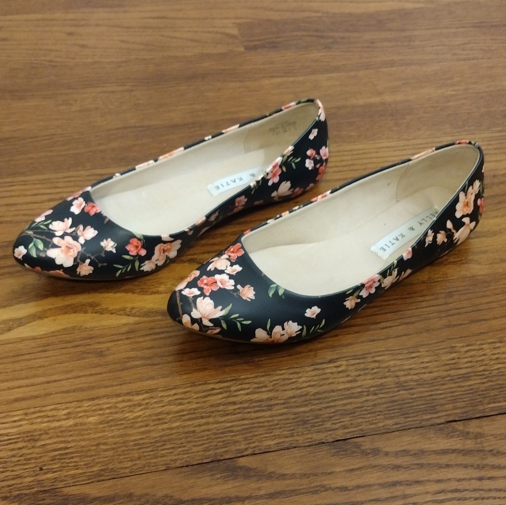 Kelly & Katie Floral Almond Toe Flat Size 7.5
